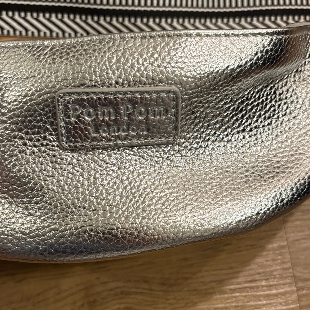 Pom Pom London Silver Crossbody Bag with Three Straps, a key chain and dust bag - Picture 2 of 13